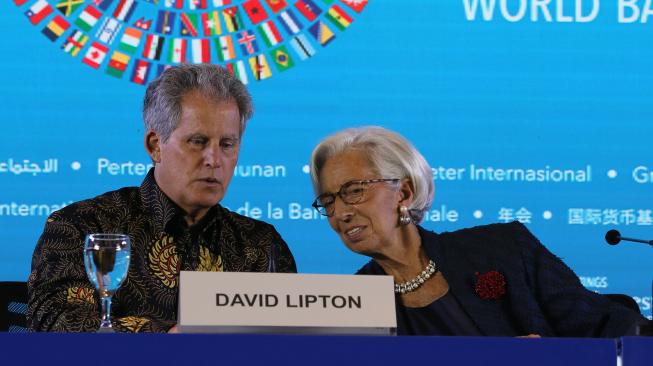 Direktur Pelaksana IMF Christine Lagarde (kanan) berbincang dengan Deputi Direktur Pelaksana IMF David Lipton (kiri) saat memberikan keterangan pers terkait Pertemuan Tahunan IMF - World Bank Group 2018 di Bali International Convention Center, Kawasan Nusa Dua, Bali, Kamis (11/10). [ANTARA FOTO]