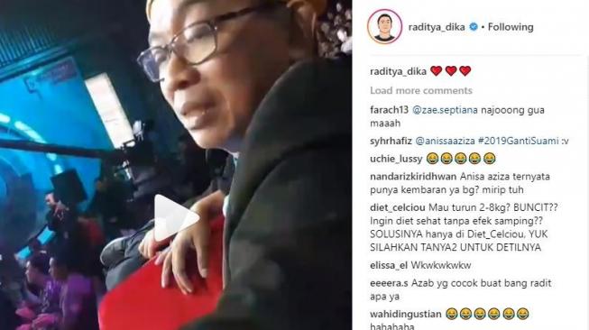 Raditya Dika dengan santai menggenggam tangan sosok ini hingga membuat istri menangis. [instagram/raditya_dika]