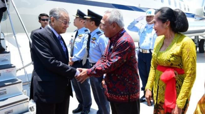 Menteri PUPR menyambut PM Mahathir Mohamad di Bali. (Dok: KemenPUPR)