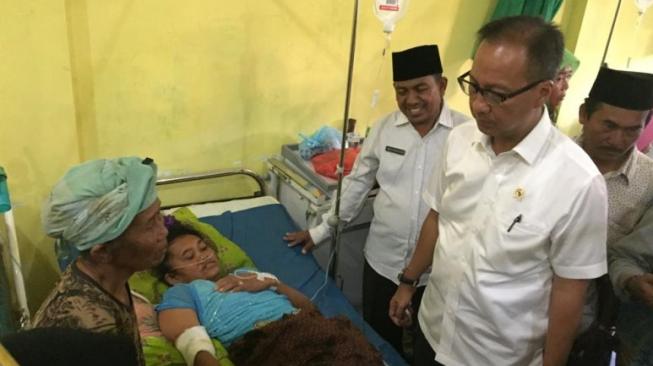 Mensos Kunjungi Korban Gempa Sumenep dan Serahkan Bantuan