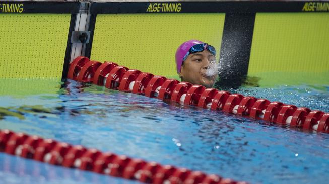 Atlet Indonesia Suci Indriani meluapkan kegembiraannya seusai menang dalam babak final renang gaya dada klasifikasi SB14 Asian Para Games 2018 di Stadion Akuatik Gelora Bung Karno, Jakarta, Senin (8/10). [ANTARA FOTO/Aprillio Akbar]