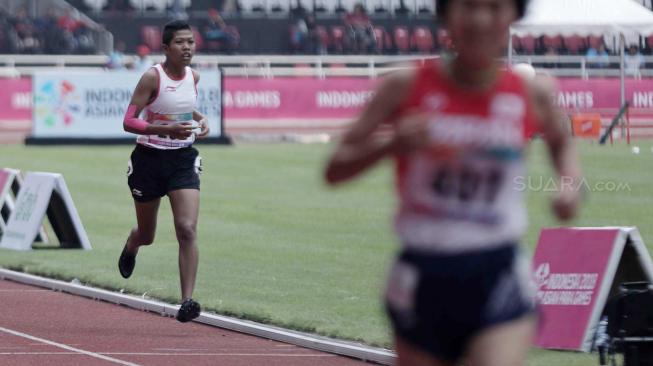 Atlet para atletik putri Tiwa bertanding lari 1.500 meter di klasifikasi cacat intelektual (T20) Asian Para Games 2018 di Stadion Utama Gelora Bung Karno (SUGBK), Jakarta, Jumat (12/10). [Suara.com/Muhaimin A Untung] 