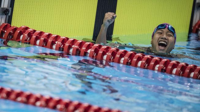 Atlet Indonesia Suci Indriani meluapkan kegembiraannya seusai menang dalam babak final nomor 100 meter renang gaya dada klasifikasi SB14 Asian Para Games 2018 di Stadion Akuatik Gelora Bung Karno, Jakarta, Senin (8/10). [ANTARA FOTO/Aprillio Akbar]