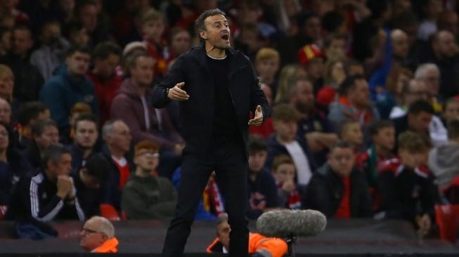 Pelatih timnas Spanyol Luis Enrique memberikan instruksi kepada para pemainnya saat menghadapi Wales di The Principality Stadium, Cardiff. GEOFF CADDICK / AFP 