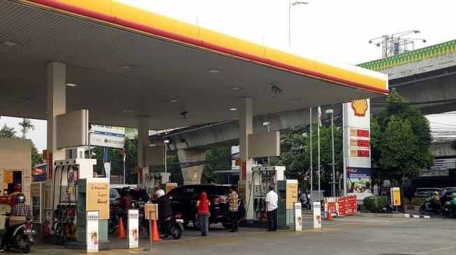 Suasana pengisian bahan bakar umum (BBM) di SPBU Shell. (Suara.com/Achmad Fauzi)