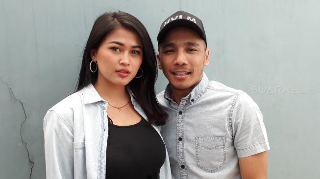 Ovi Sovianti dan suami, Franky. (Wahyu Tri Laksono/Suara.com)