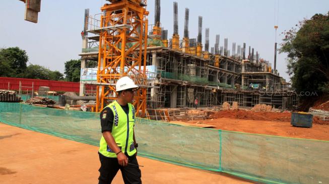 Suasana pembangunan tower A rumah DP 0 rupiah samawa (Solusi Rumah Warga) di Pondok Kelapa, Jakarta, Jum'at (12/10.(Suara.com/Fakhri Hermansyah)