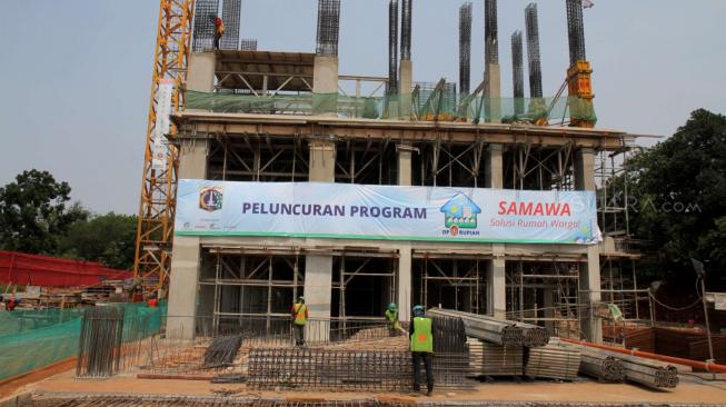 Sejumlah pekerja menyelesaikan pembangunan tower A rumah DP 0 rupiah samawa (Solusi Rumah Warga) di Pondok Kelapa, Jakarta Timur, Jum'at (12/10). (Suara.com/Fakhri Hermansyah)