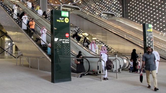 Suasana Stasiun kereta api Mekah saat kereta api kecepatan tinggi Haramain resmi beroperasi, Arab Saudi, Kamis (11/10). [Afp Photo/Bandar Aldandani]