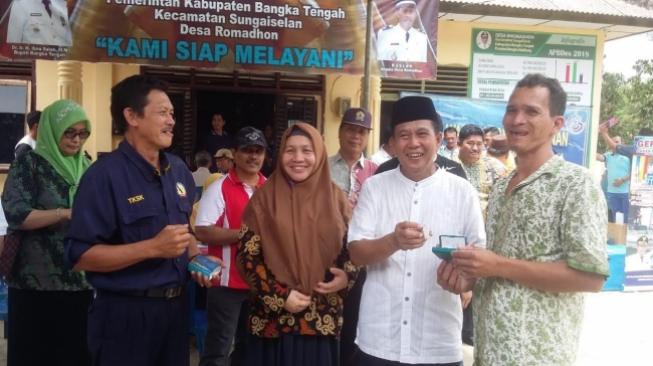 Warga Desa Romadhon Sesaki Layanan Terpadu KK dan KTP Gratis