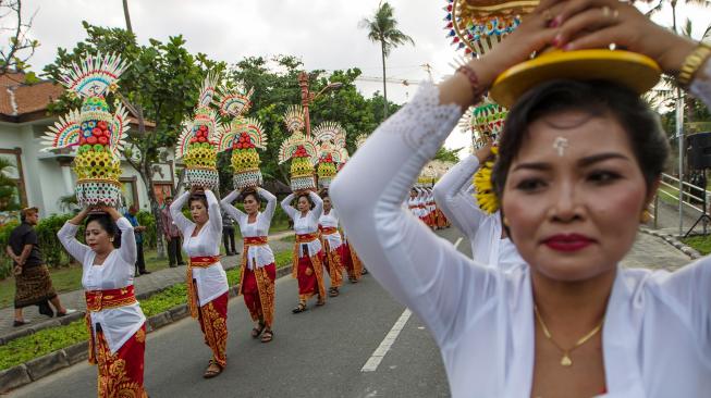 Seniman membawa gebogan dalam Karnaval Budaya Bali di kawasan Nusa Dua, Bali, Jumat (12/10). [ANTARA FOTO]