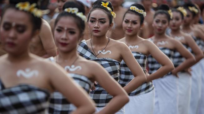 Remaja menari dalam ritual Raja Sewala pada Karnaval Budaya Bali di kawasan Nusa Dua, Bali, Jumat (12/10). [ANTARA FOTO]
