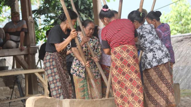 Upacara Adat Syukur Bumi mengawali Festival Geopark Ciletuh, Jumat (12/10/2018). (Dok: Kemenpar)