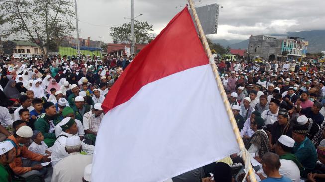 Sejumlah umat muslim melakukan zikir dan doa bersama untuk korban gempa dan tsunami Palu-Donggala di Anjungan Nusantara Pantai Talise Palu, Sulawesi Tengah, Jumat (12/10). [ANTARA FOTO]