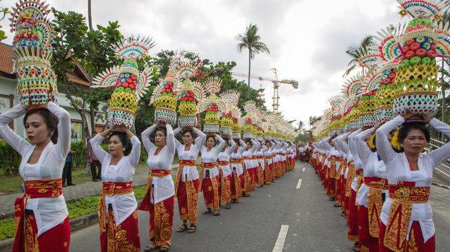 Seniman membawa gebogan dalam Karnaval Budaya Bali di kawasan Nusa Dua, Bali, Jumat (12/10). [ANTARA FOTO]