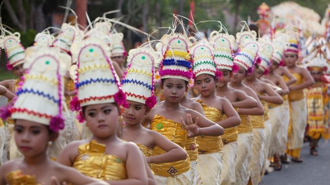 Anak-anak menari pada Karnaval Budaya Bali di kawasan Nusa Dua, Bali, Jumat (12/10). [ANTARA FOTO]