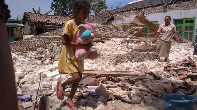 Bocah Korban Gempa Tetap Semangat Sekolah, Meski Tanpa Seragam