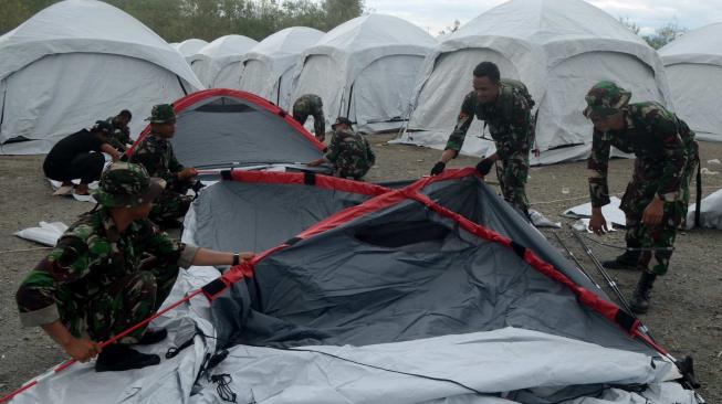 Prajurit TNI AD membangun tenda tempat tinggal terpadu bagi pengungsi terdampak gempa di Loli Saluran, Kabupaten Donggala, Sulawesi Tengah, Sabtu (13/10). ANTARA FOTO/Sahrul Manda Tikupadang