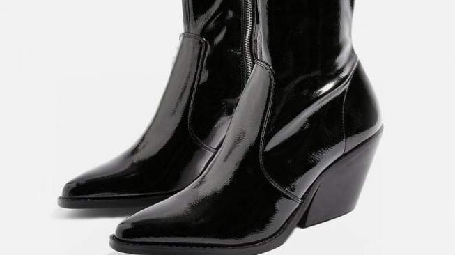 Sepatu boot kulit sintetis. (Topshop)