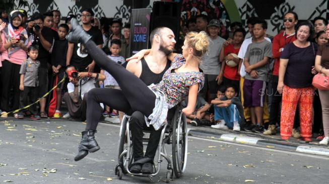 Candoco dance Company dari Inggris saat tampil pada festival Tanpa Batas,di depan Kedutaan besar Prancis, Thamrin, Jakarta Pusat, Minggu (14/10). (Suara.com/Fakhri Hermansyah)