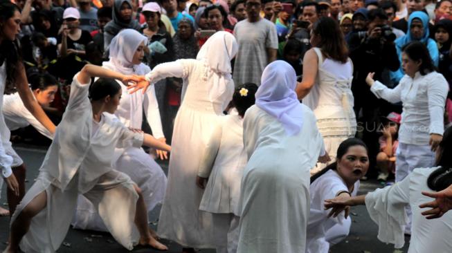 Sejumlah penari dari Nali Tari Putih tampil pada acara festival Tanpa Batas,di depan Kedutaan besar Prancis, Thamrin, Jakarta Pusat, Minggu (14/10). (Suara.com/Fakhri Hermansyah)