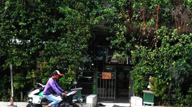 Warga melintas di depan Masjid Al-Ma'ruf di Slipi, Jakarta Barat, Minggu (14/10). (Suara.com/Fakhri Hermansyah)