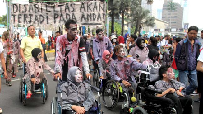 Penyandang Disabilitas yang tergabung dalam grup Diszombie tampil pada acara festival Tanpa Batas,di depan Kedutaan besar Prancis, Thamrin, Jakarta Pusat, Minggu (14/10). (Suara.com/Fakhri Hermansyah)