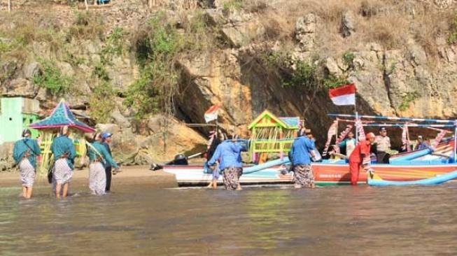 Diteror Massa Bercadar, Kraton Tetap Lestarikan Sedekah Laut