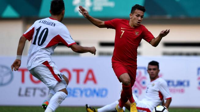 Pesepak bola Timnas Indonesia U19 Egy Maulana Vikri (tengah) menggiring bola dihadang pesepak bola Timnas Yordania U19 Khaled Radi Kourdi (kiri) dalam pertandingan persahabatan di Stadion Wibawa Mukti, Cikarang Timur, Jawa Barat, Sabtu (13/10). ANTARA FOTO/Sigid Kurniawan