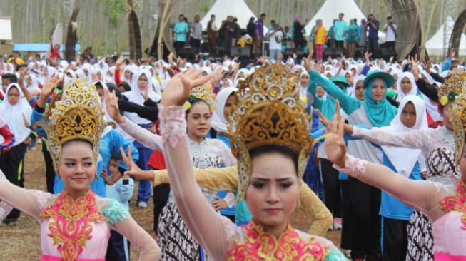 Para penari Jipeng Festival Geopark Ciletuh 2018. (Dok: Kemenpar)