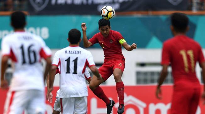 Pesepak bola Timnas Indonesia U19 Nurhidayat Haji Haris (kedua kanan) menyundul bola saat melawan Timnas Yordania U19 dalam pertandingan persahabatan di Stadion Wibawa Mukti, Cikarang Timur, Jawa Barat, Sabtu (13/10). ANTARA FOTO/Sigid Kurniawan