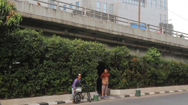 Warga melintas di depan Masjid Al-Ma'ruf di Slipi, Jakarta Barat, Minggu (14/10). (Suara.com/Fakhri Hermansyah)