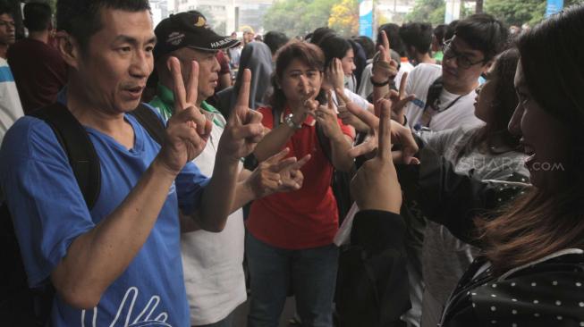 Masyarakat belajar bahasa Isyarat  pada festival Tanpa Batas,di depan Kedutaan besar Prancis, Thamrin, Jakarta Pusat, Minggu (14/10). (Suara.com/Fakhri Hermansyah)