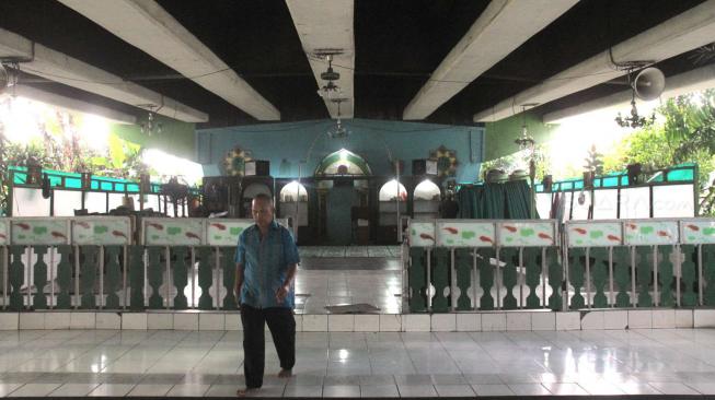 Warga bersiap melaksanakan ibadah shalat di Masjid Al-Ma'ruf di Slipi, Jakarta Barat, Minggu (14/10). (Suara.com/Fakhri Hermansyah)