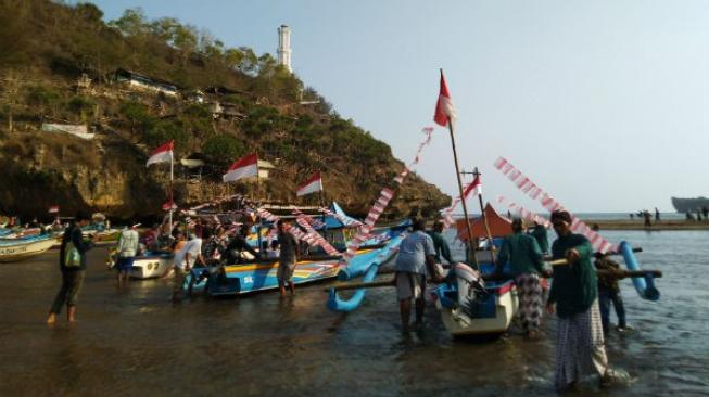 Ambulans Hijau, 15 Menit Massa Bercadar Teror Ritual Sedekah Laut