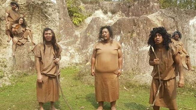 Penampilan lucu Wong Pitoe di video klip lagu "Dialah Dia". (Instagram Wong Pitoe)