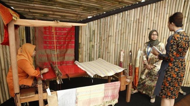 Tentun Songket Pandai Sikek, Sumatera Barat, buatan Pusako Minang, UMKM binaan BUMN yang tampil di Indonesia Pavilion, pada Annual Meeting IMF-WB 2018, Nusa Dua Bali, 8-14 Oktober 2018. (Foto: Dok. Indonesia Pavilion)