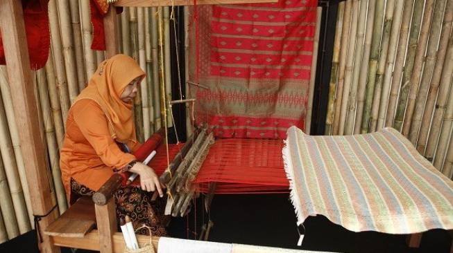 Kisah Sukses Pengrajin Songket Pandai Sikek