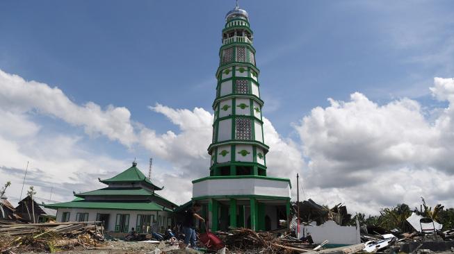 Suasana Masjid Al Amin diantara bangunan yang rusak akibat gempa dan tsunami di Wani, Donggala, Sulawesi Tengah, Minggu (14/10). [ANTARA FOTO/Wahyu Putro] 