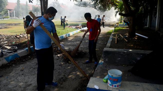 Petugas Lapas bersama warga binaan membersihkan ruang tahanan pascagempa di Lembaga Pemasyarakatan (Lapas) Kelas III Palu, Sulawesi Tengah, Senin (15/10). [ANTARA FOTO/Sahrul Manda Tikupadang]