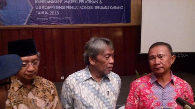 Dekan Fakultas Perikanan dan Ilmu Kelautan Universitas Sam Ratulangi Manado, Farnis Bineada Boneka (batik merah) mengungkap kerusakan terumbu karang laut Sulawesi Tengah akibat empasan tsunami dari gempa 7,4 SR [Suara.com/Adam Iyasa].