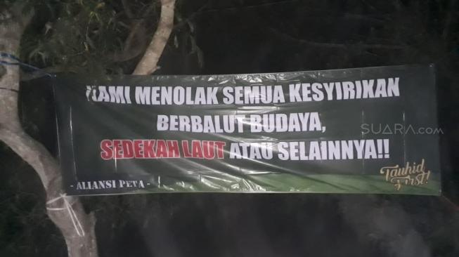 Ada Spanduk Tauhid setelah Massa Bercadar Serang Sedekah Laut