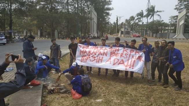 Bupati Bekasi Ditangkap KPK, Mahasiswa Gelar Syukuran