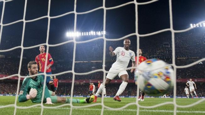 Pemain Inggris Raheem Sterling menjebol gawang Spanyol dalam laga yang berlangsung di Estadio Benito Villamarin, Selasa (16/10/2018) [AFP]