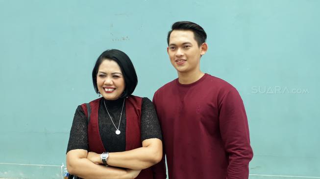 Elly Sugigi dan kekasihnya, Irfan Sbaztian. [Wahyu Tri Laksono/Suara.com]