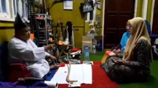 Viral di Facebook, Rukiah Unik dengan Pistol Mainan