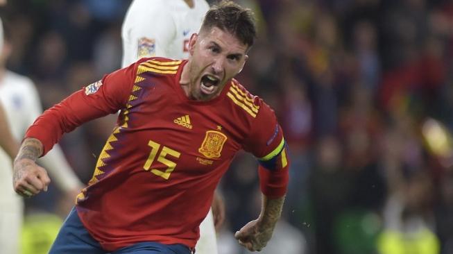 Kapten timnas Spanyol Sergio Ramos rayakan golnya ke gawang Inggris dalam laga UEFA Nations League yang berlangsung di Estadio Benito Villamarin, Selasa (16/10/2018) [AFP]