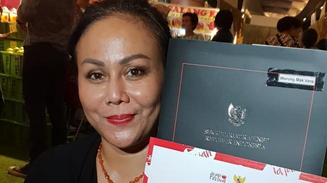 Mak Vera mendapatkan penghargaan atas menu masakan yang disajikannya di sebuah acara kuliner di sebuah mall di Jakarta. (dokumentasi pribadi Mak Vera)