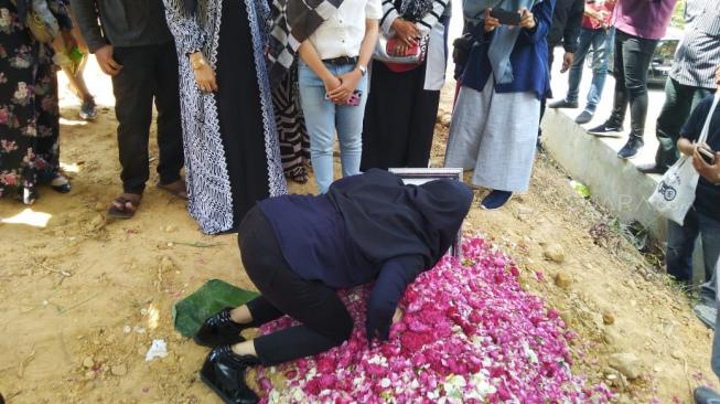 Roro Fitria histeris di makam ibundanya.[Matamata.com/Bima Sandria Argasona]