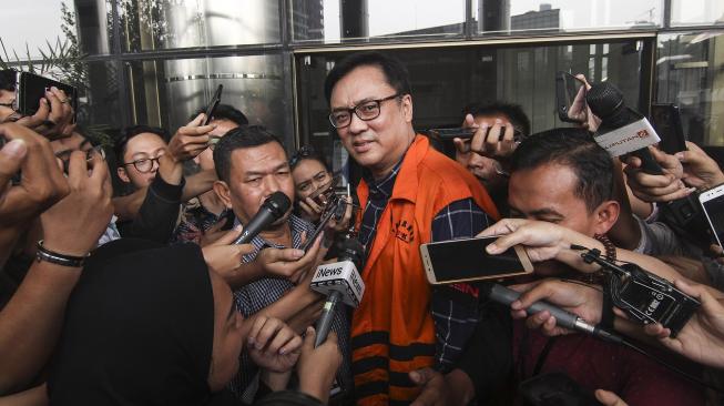 Direktur Operasional Lippo Group Billy Sindoro mengenakan rompi tahanan seusai menjalani pemeriksaan di gedung KPK, Jakarta, Selasa (16/10/2018). ANTARA FOTO/Dhemas Reviyanto